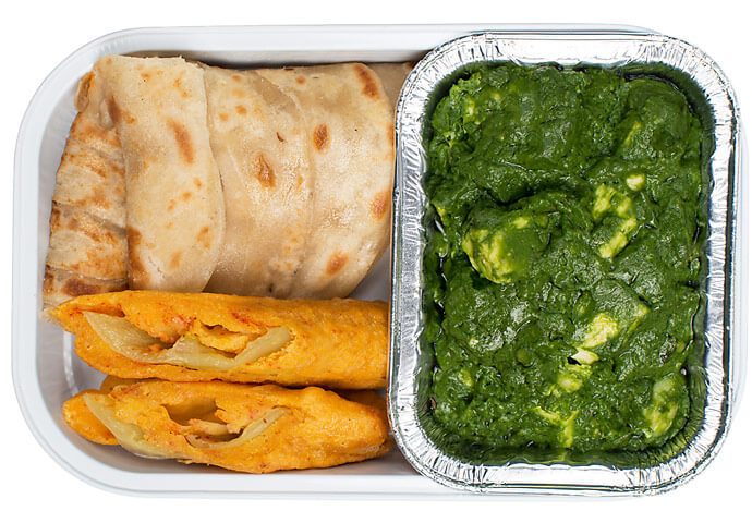 แป้งพาราธาอัจเวนกับแกงผักโขมชีสอินเดียและพริกเขียวชุบแป้งทอด (V)