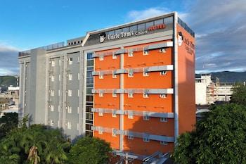 Tom's Cabin Hotel